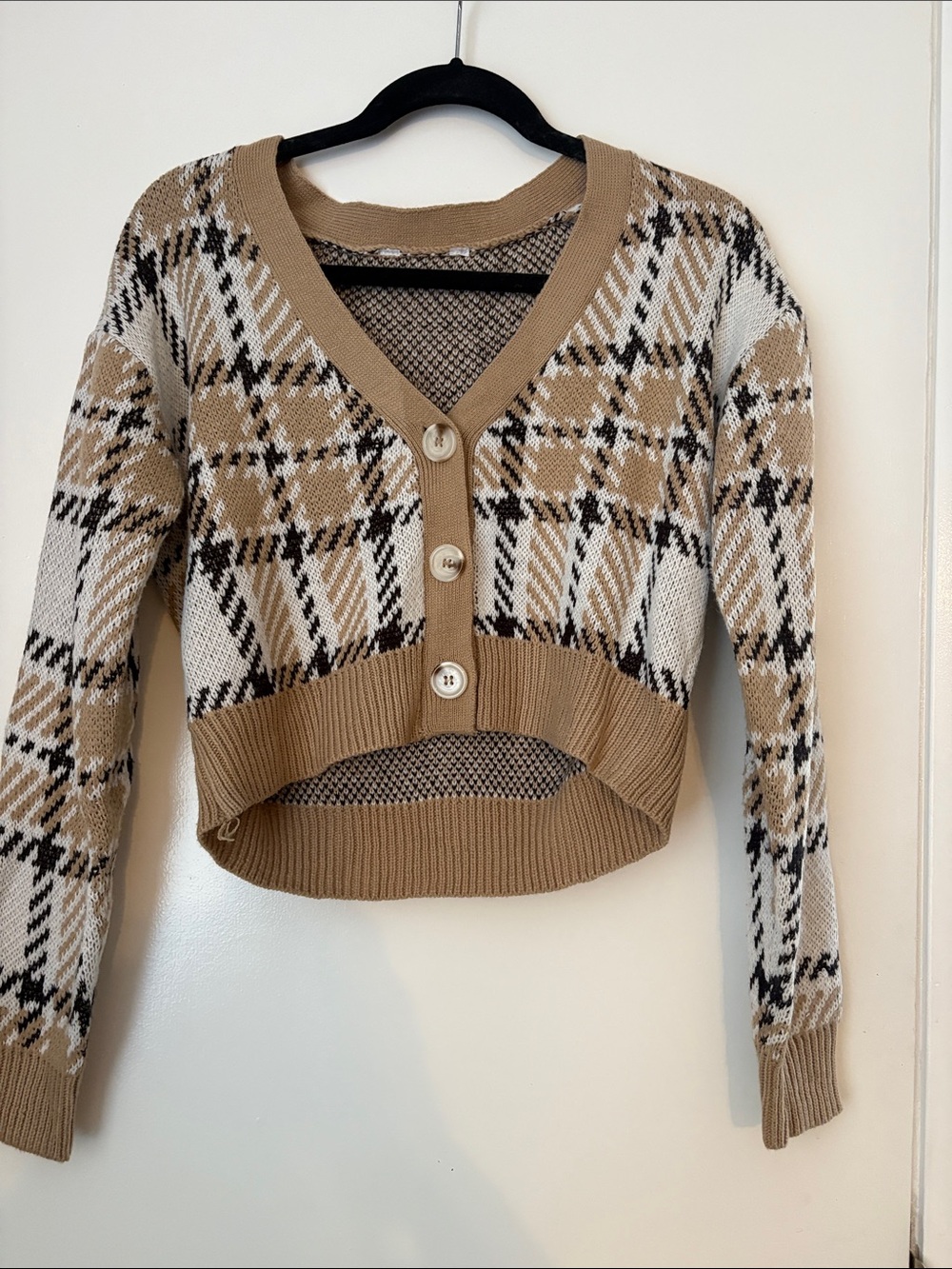 No Boundaries Beige White and Black Plaid Cropped V‑Neck Cardigan